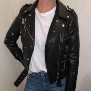  - Jacka i veganskt skinn med metalldetaljer 