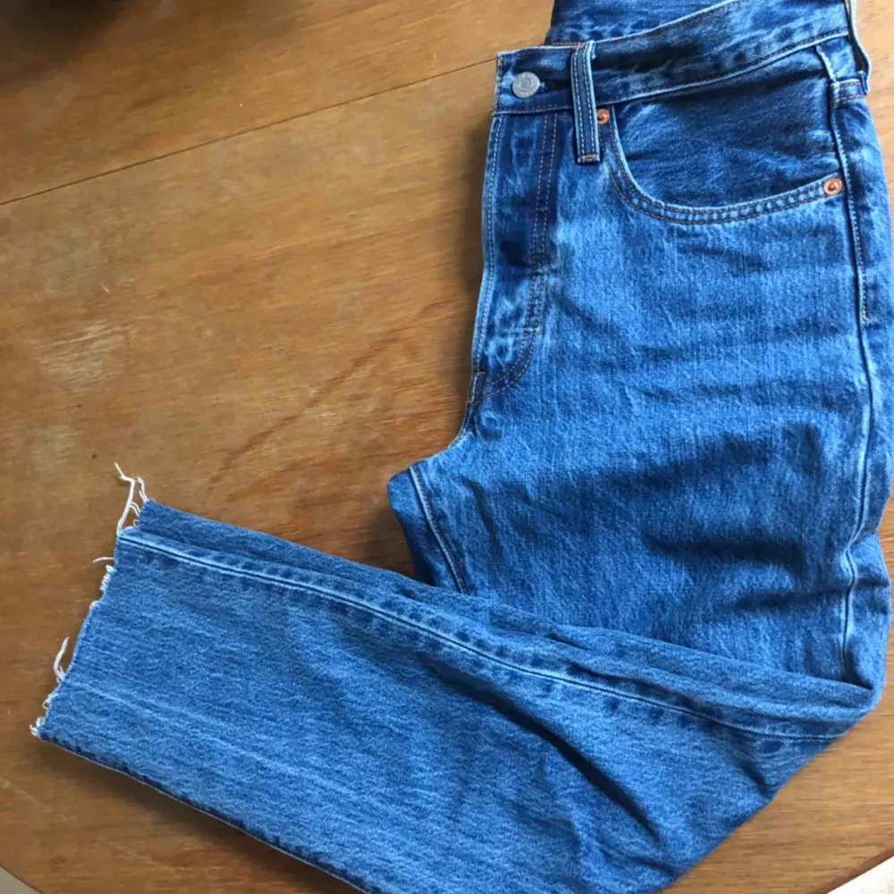 Levis 501 modell i strl 26/30 avklippta nertill!! Säljes pga för stora.. Jeans & Byxor.