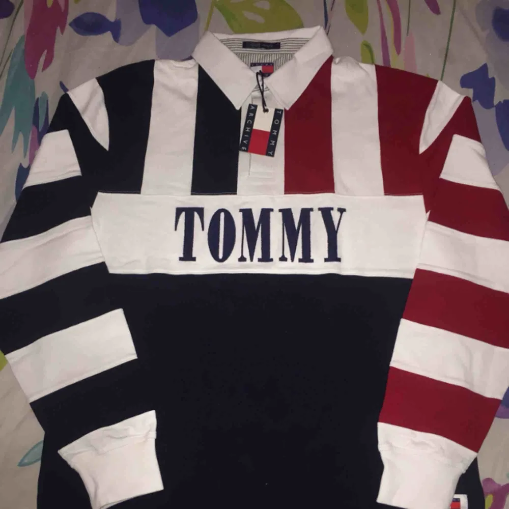 Limited edition Tommy Jeans Archive capsule, brand new with tags size L...Already sold out everywhere so it’s almost impossible to find this. Toppar.