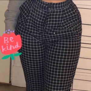  - Svart och vit rutiga byxor från Monki! Älskar dessa men säljer för att de är för små :( Storlek 32, men lite stora i storleken så passar 34 också! Frakt tillkommer💞