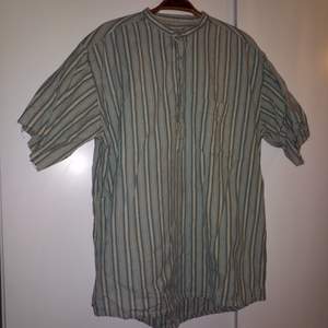 Vintageskjorta med avklippta ärmar