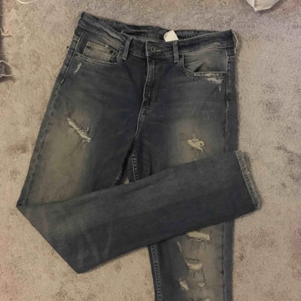 Skinny high waist jeans med ”slitningar”. Står storleken 30/32 i dem man passar mig perfekt som har 36/38. Priset inkluderar frakt, annars kan de hämtas i Strängnäs.. Jeans & Byxor.