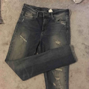  - Skinny high waist jeans med ”slitningar”. Står storleken 30/32 i dem man passar mig perfekt som har 36/38. Priset inkluderar frakt, annars kan de hämtas i Strängnäs.