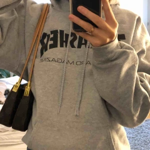  - Thrasher hoodie köpt för 1000kr🥰 väll använd men bara snöret är flärpar sig😚