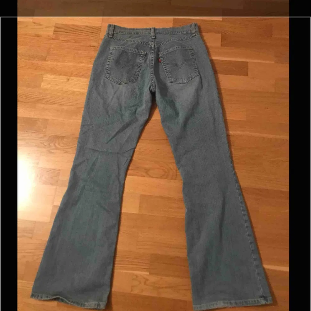 Säljer dessa super snygga Levi’s jeansen som tyvärr är för stora för mig! 😩 Kan mötas upp eller så står köparen för frakten. Köpta här på Plick därav det låga priset. (Fråga för fler bilder) . Jeans & Byxor.