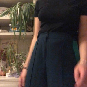  - Asså sååå fina byxor i världens härligaste färg! Byxorna har en rand på sidan som är så himla snygg! Från Monki, stl 36, sitter asbra på mig som är 162 cm! Använder så himla sällan, vill hellre att någon annan ska ha dem!