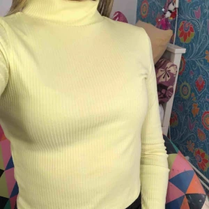  - Neon tröja med liten polo från ginatricot.Har en fläck på armen,men annars är den i bra skick☺️