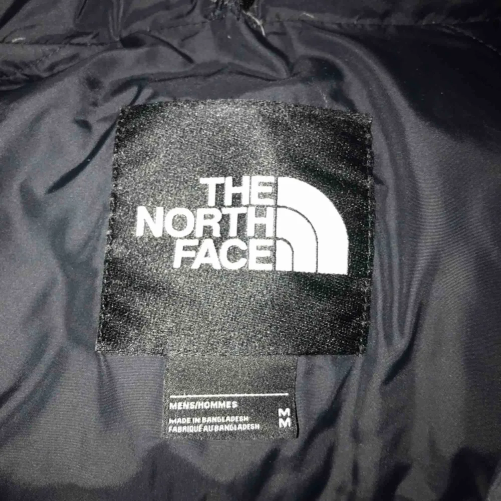 North Face Nuptse Jacket, unisex Köpt på Hollywood för cirka 2700kr Cond: 9/10, inga flaws Skriv gärna vid fler frågor eller för fler bilder!. Jackor.