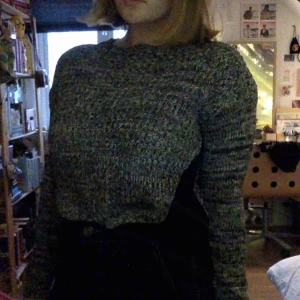  - stickad långärmad tröja, svart och grå. 