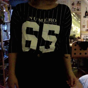  - randig tröja med tryck. xs men inte liten, jag är M