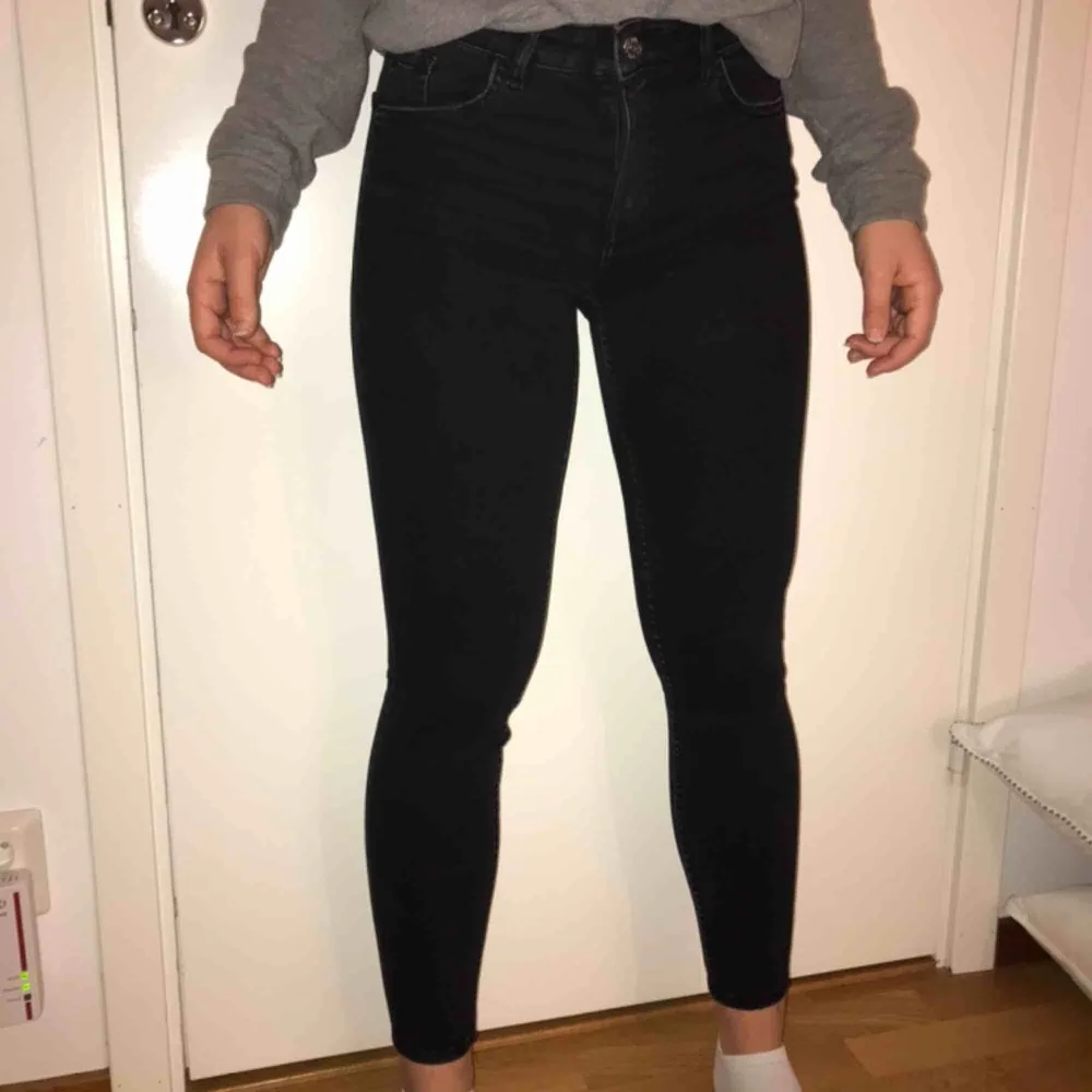 Säljer dessa snygga jeans från zara. Knappt använda och säljer för de ej används längre. Väldigt stretchiga så kan passa på någon som har storlek 36. Kan frakta eller mötas upp :). Jeans & Byxor.