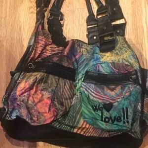  - Desigual- väska i fint skick.  Köparen står för frakt 