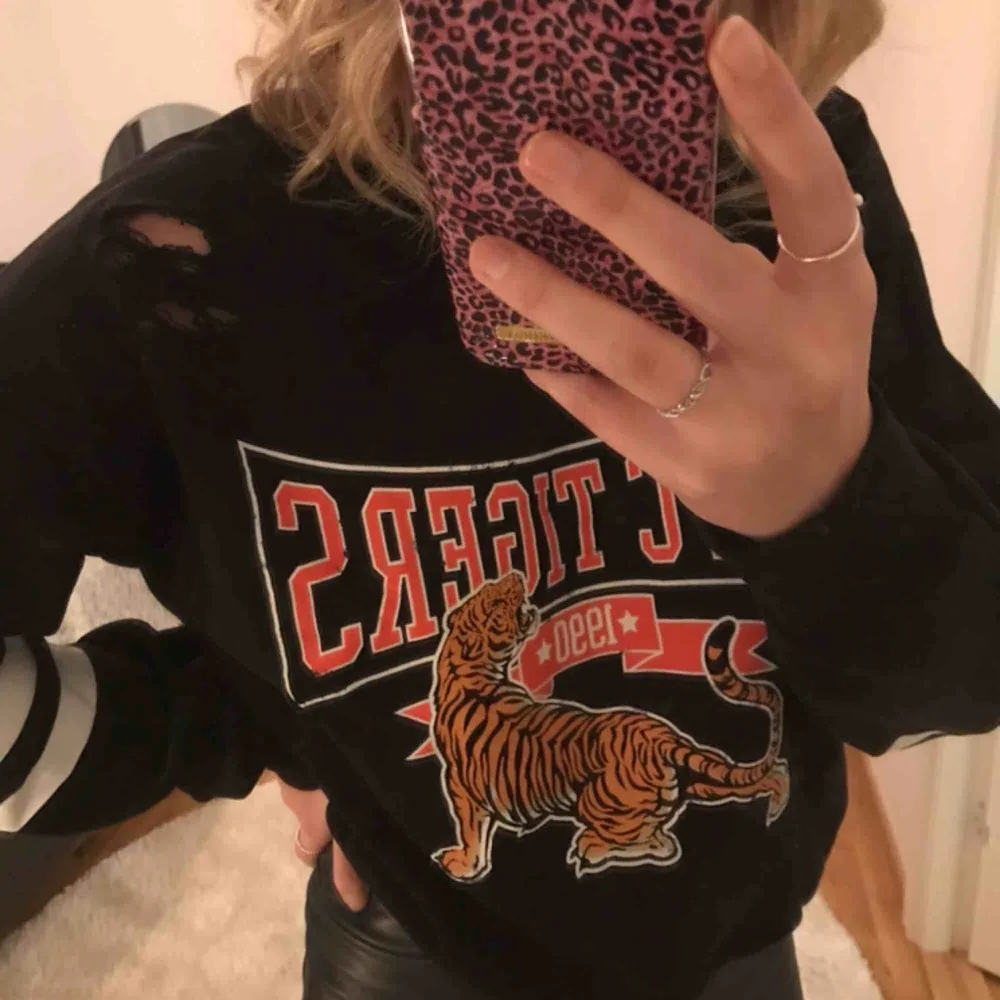 Snyggaste sweatshirten!! Så snyggt med tigern och slitningarna! Stl XS men oversized. Hoodies.