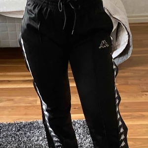  - Ett par svarta kappa byxor. Helt oanvända, bara testat dem. Säljer nu pga ej min stil. Frakt tillkommer, kan mötas upp i Stockholm. 