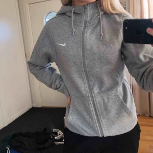  - Grå luvtröja från Nike herr. Därav XS. Används ej längre. Jag är en storlek 36/S i alla kläder vanligtvis och är 177cm lång så passform kan variera. Hör gärna av dig om du har frågor! 🥰