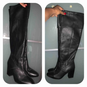  - Sprillans nya boots, älskar dem men är tyvärr Bambi på is redan i vanliga skor, så får helt enkelt sälja dem. Supersnygga och går strax över knäna och är endast används EN gång. Fint skick 