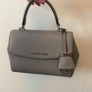 - Micheal Kors väska från 2017, använd endast 3 gånger. Säljer pågrund av att den inte längre kommer till användning. Dustbag finns!! Nypris ligger runt 2000 kr och säljer min för 900kr, men priset går att diskutera!!