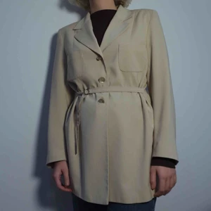  - Beige kavaj från märket Mari Philippe. Passar något oversized på storlek S/M. Snygga detaljer och väldigt fin kvalité. 