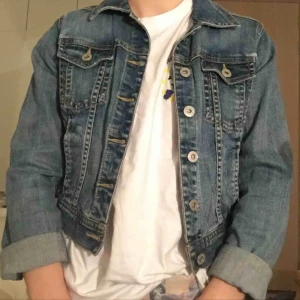  - Fin jeansjacka i typisk ”jeansfärg” croppad i midjan😍