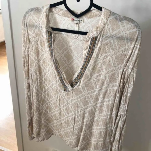  - Säljer blus från denim Delight, använd fåtal gånger, storlek 34, nypris 500:- 