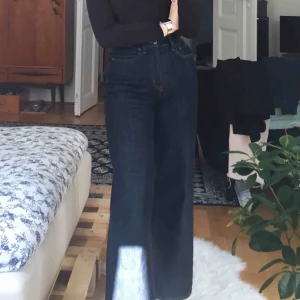  - Supersnygga utsvängda mörkblåa jeans ifrån Uniqlo. Sitter som en smäck på mig som normalt har storlek 25/26 i jeans men kommer tyvärr inte till användning längre! Frakt på 45kr tillkommer :)