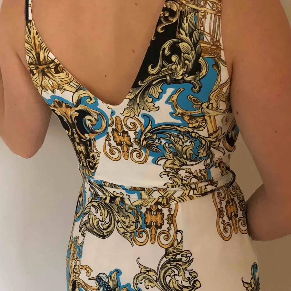 Väldigt fin klänning med asymmetrisk cut från River Island, använd fåtal gånger och är i gott skick. Nypris: 700kr Betalning via swish & köparen står för frakten. Klänningar.