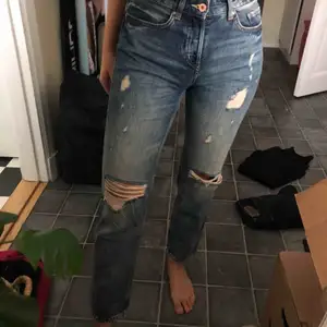 Jeans med slitningar från H&M min-jeansmodell sjukt snygga men för stora för mig.