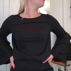  - Topp från Gina Tricot med flared ärm! Endast använd 2-3 ggr🧡