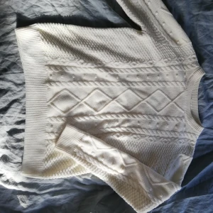  - Vit stickad kofta från hm. Knappt använd 