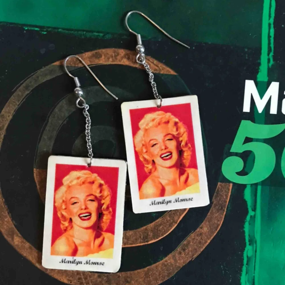Skit snygga retro Marilyn Monroe örhängen, men samma bild på fram o baksidan. Köparen står för frakten;). Accessoarer.