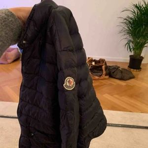  - Mörkblå men nästan som svart Moncler jacka  Ser helt ny ut, använd ett par fåtal gånger Nypris:9000 Säljes för 3000kr