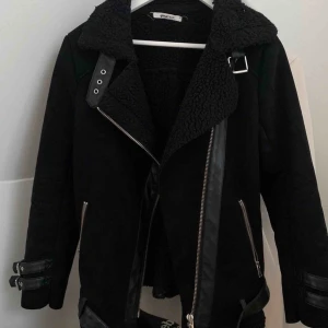  - Shearlingjacka / mockajacka / bikerjacka från Gina i storlek S.  Fint skick!  Finns att hämtas i Göteborg, annars står köparen för frakt!
