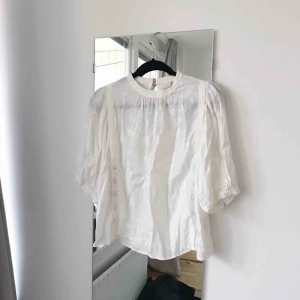  - Superfin t-shirt från H&M i storlek 42. 