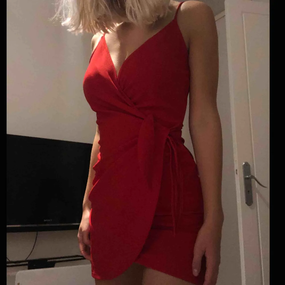 Sjukt fin röd klänning ifrån H&M! Endast använd en gång! . Klänningar.