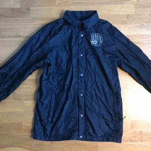  - Armadajacka! Perfekt till att antingen till vardags eller i skidbacken! Bra skick! Storlek L