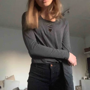  - Bra skick! Använd fåtal gånger 🌟  Tröjans storlek var delmarknad när jag köpte den, står strl L men det är en S   Möts upp i Uppsala/fraktar (du betalar frakten) 