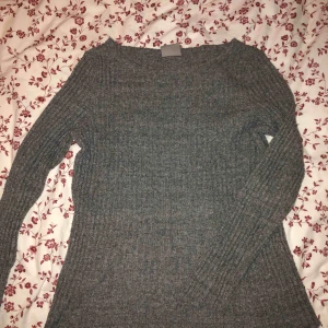  - Grå stickad tröja från vero Moda i mycket bra skick!
