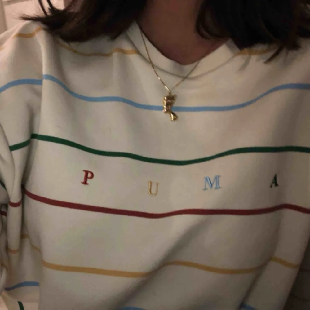 Säljer denna sweatshirt från Puma som aldrig används. Den e strl Xs men passar definitivt en S och är i perfekt skick! Köparen står för frakt. Nypris 575kr . Hoodies.