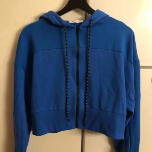  - Kort hoodie från Zara. Använd fåtal gånger så i mycket fint skick. Upphämtning i Göteborg och Falkenberg. Annars tillkommer frakt.