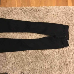  - Svarta bootcut jeans från crocker. Dem har ett litet hål på låret.