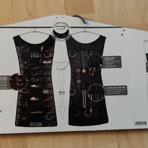  - "Klänning" med fickor att ha smycken och accessoarer i  Helt ny oöppnad  Bra present!  Hämtas i Sävedalen eller skickas mot frakt 