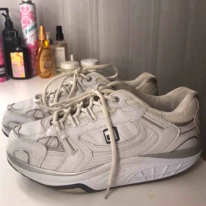  - Retro fila sneaker med rundad sula. Från min mammas barndom så de är absolut vintage! Säljs inte längre. Superfina & sköna men tyvärr inte mycket använda, fint skick. 