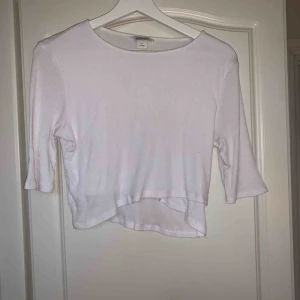  - Omlott t-shirt från Monki, 50 kr i frakt!