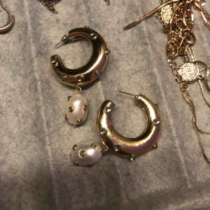  - Skitsnygga örhängen från H&M, säljs då de inte kommer till användning. Kan skicka på posten eller mötas upp i Gbg