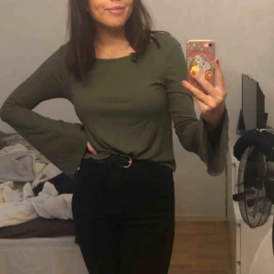  - Lite kortare tröja med utsvängda ärmar och öppen rygg köpt på hollister för ca 2 år sedan. Knappt använd ungefär 3 gånger. Köparen står för frakt.💓