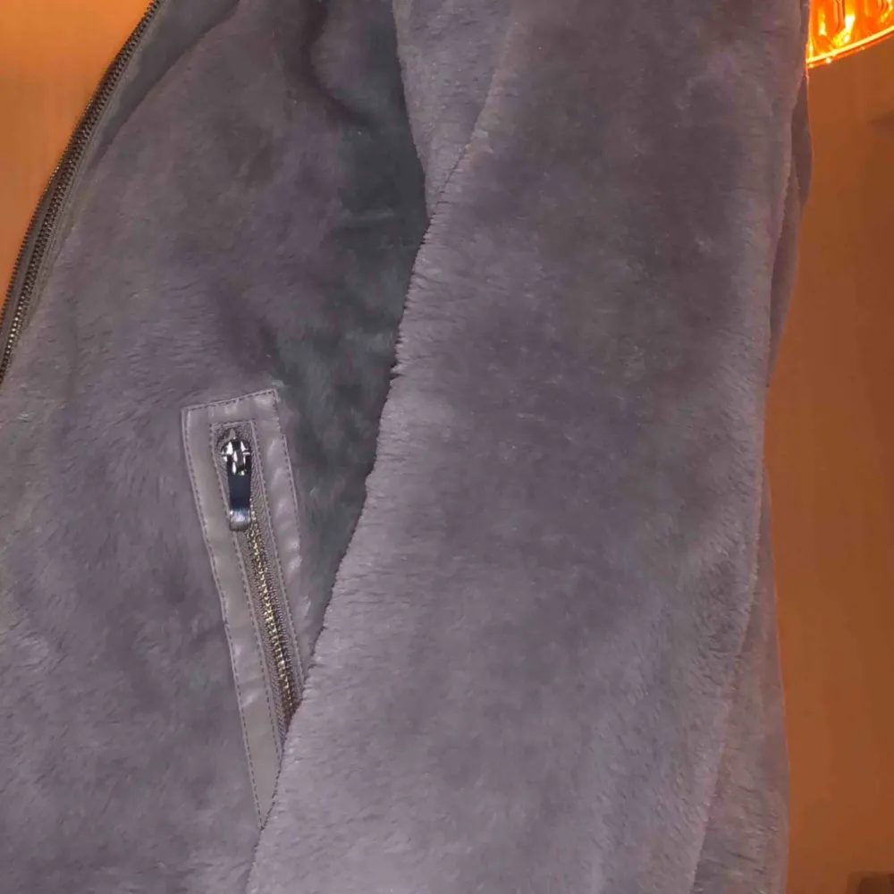 Pälsjacka grå, storlek 38. Sömmen har gått upp på insidan av jackan men inget så syns på utsidan av jacka. Varm och jätte mysig luva till.. Jackor.
