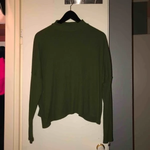  - Fin grön turtleneck som är lite croppad, har fått lite blå färg på ena ärmen. Men annars mycket skön att ha, köparen står för frakten.