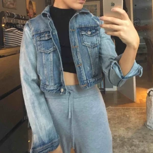  - kort jeansjacka i storlek XS. 120 kr INKLUSIVE frakt💞
