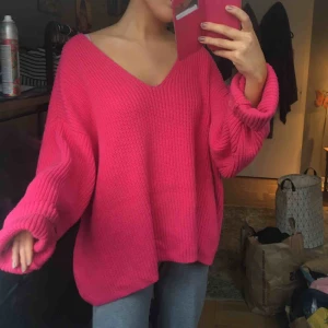 rosa tröja - skitsnygg rosa tröja i storlek XL. Jag har änvänt den som en oversized modell, så snyggt. 180 kr 