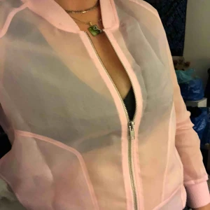  - Transparent rosa bomberjacka. Helt oanvänd, nypris 900kr